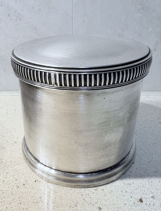 Antiga pesada caixa de tabaco com monograma “R” com banho em prata