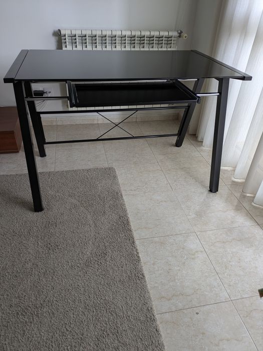 Secretária preta com vidro fosco preto