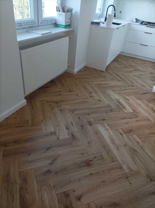 Montaż podłóg drewnianych paneli laminowanych i winylowych