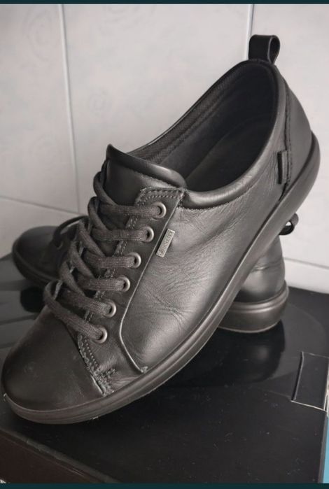 Продам кроссовки ЕССО 39р (женские)