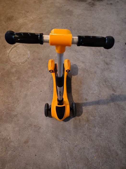 Trotinete 3 rodas com música,leda e sai fumo