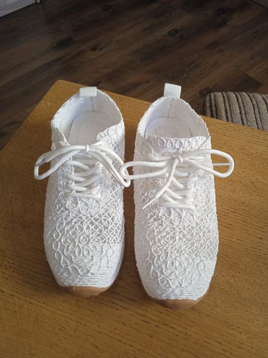 Buty sportowe damskie tkane 38