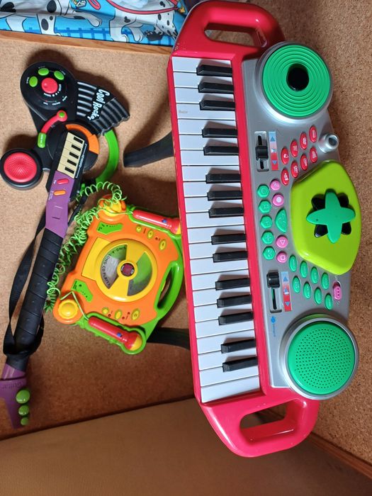 Piano, guitarra, aparelho de karaoke. Ler descrição