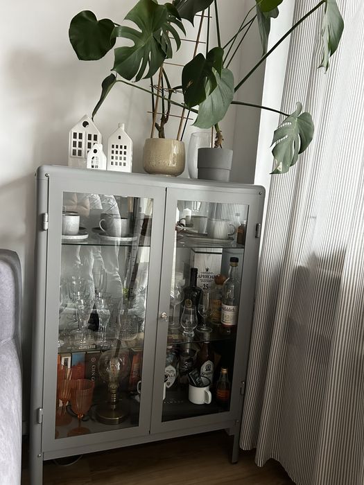 Witryna IKEA FABRIKÖR w kolorze szarym