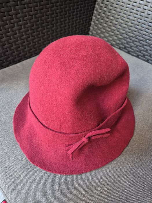 Piękny bordowy kapelusz damski