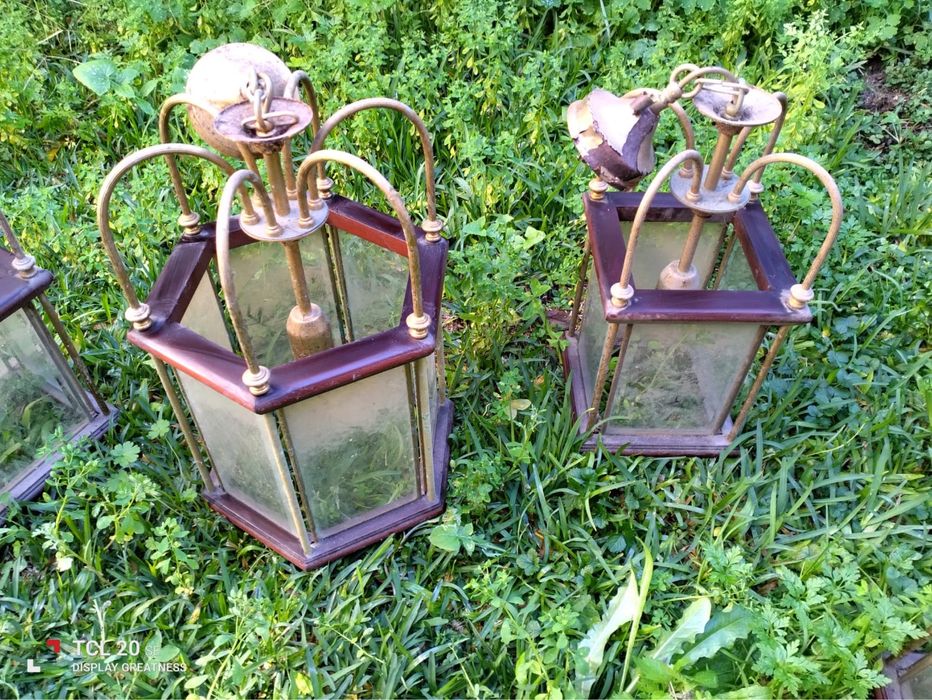 Cinco candeeiros em madeira e metal