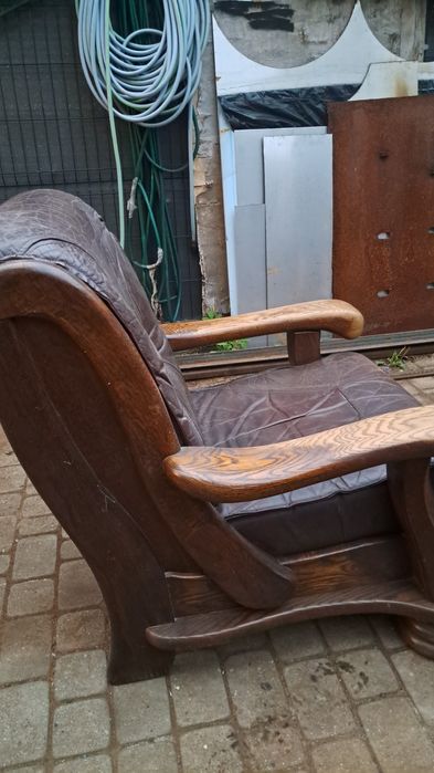 Antyczny fotel skórzany