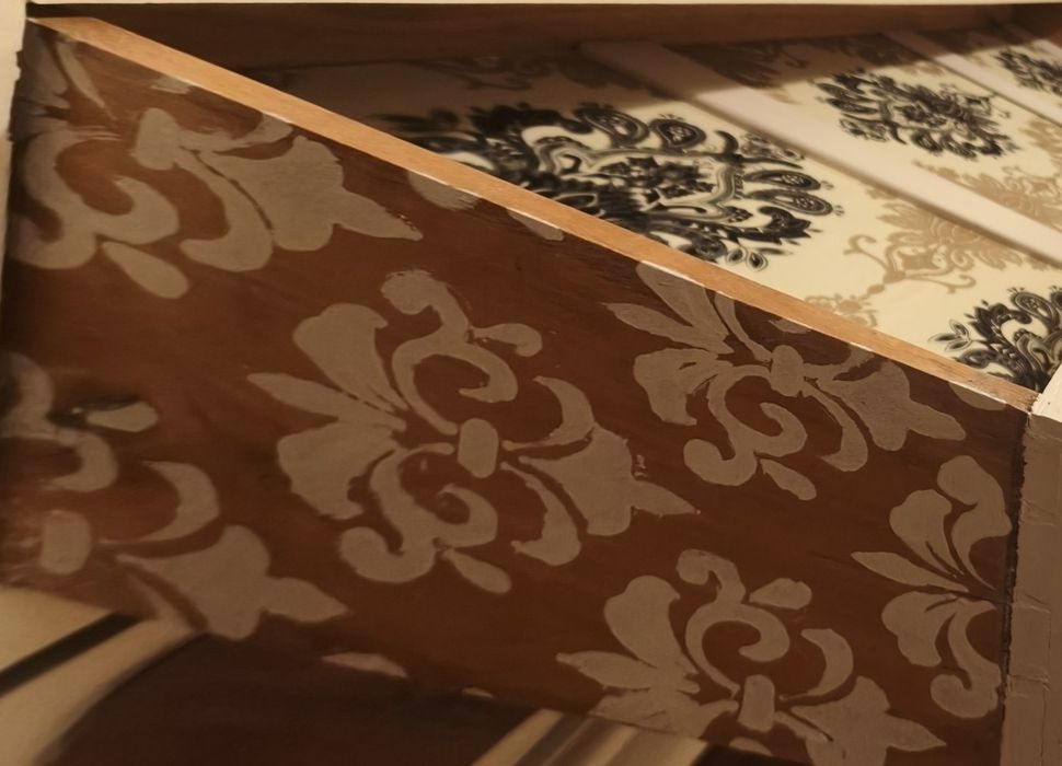 Cómoda e 2 mesas de cabeceira restauradas. Estilo Queen Anne. Disponível para mais informações.