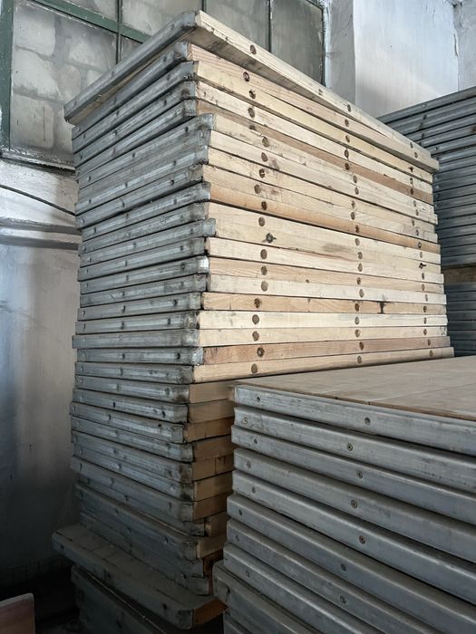 Піддон технологічний  для вібропреса. Деревʼяний піддон.