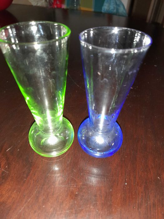 Conjunto de copos de licor multicolor com tabuleiro