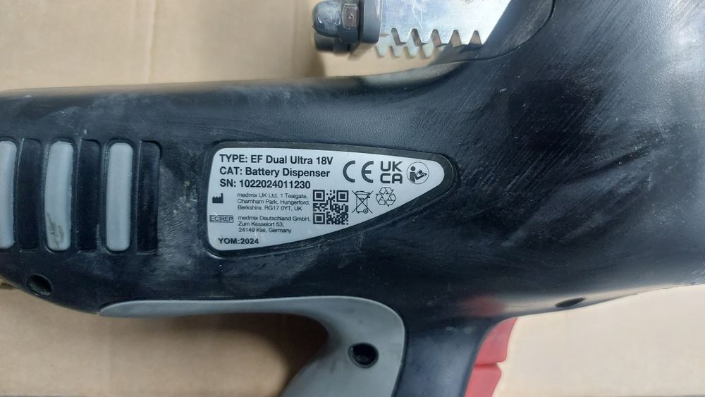 Pistolet akumulatorowy do mas gęstych klejów 2k