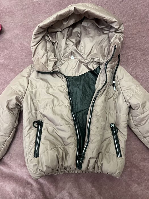 Куртка на дівчинку.