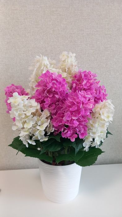 Композиція із штучних квітів