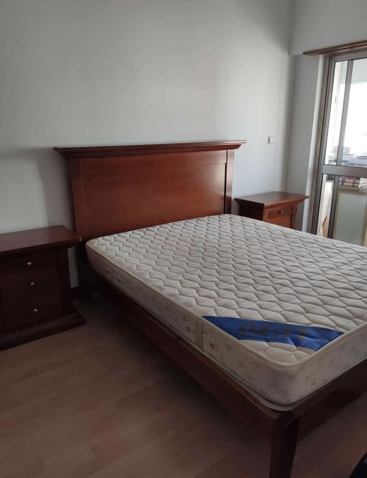 Cama de casal Cerejeira e Mesas de Cabeceira