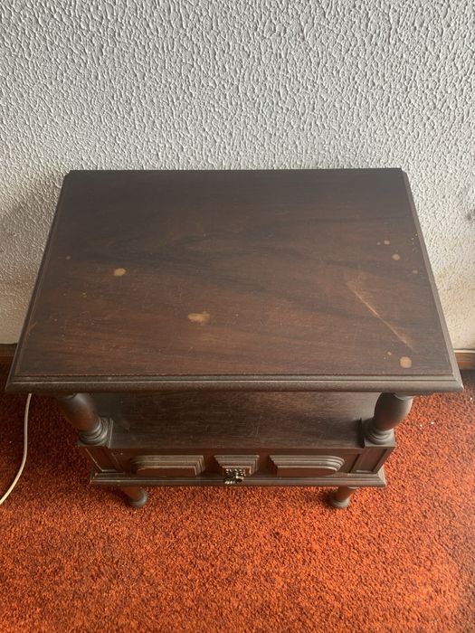 Conjunto de Quarto Clássico em Madeira Maciça – Elegância e Qualidade