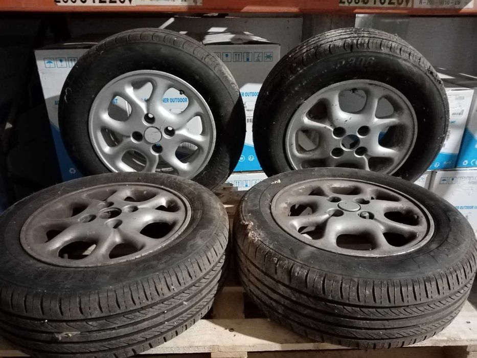 Quatro pneus com jante especial 14"