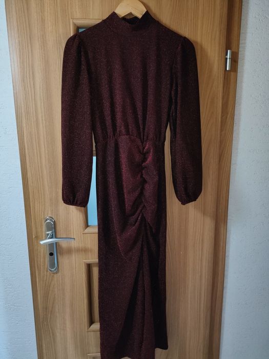 Sukienka mieniąca bordo