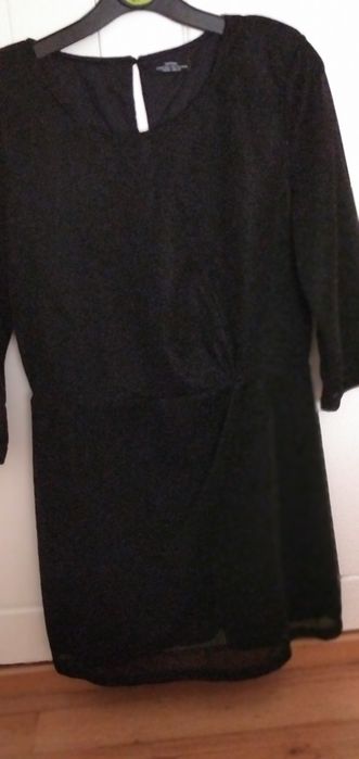 Vários vestidos e outros artigos