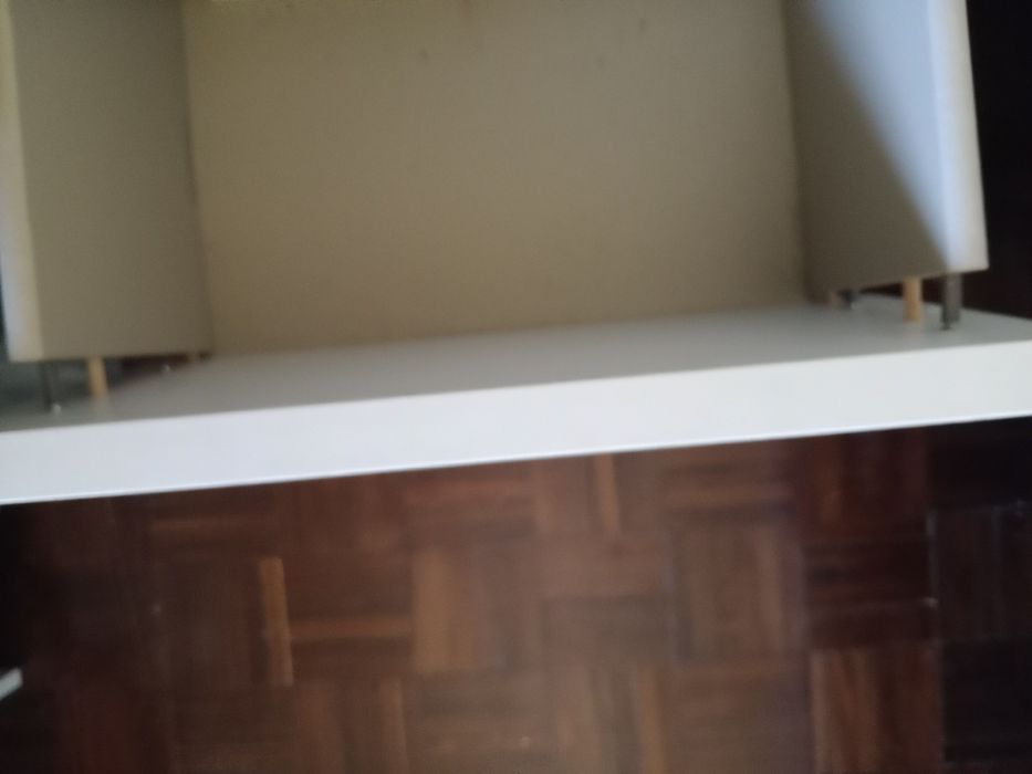Duas mesinhas de cabeceira usadas com um pequeno defeito mas fácil de consertar