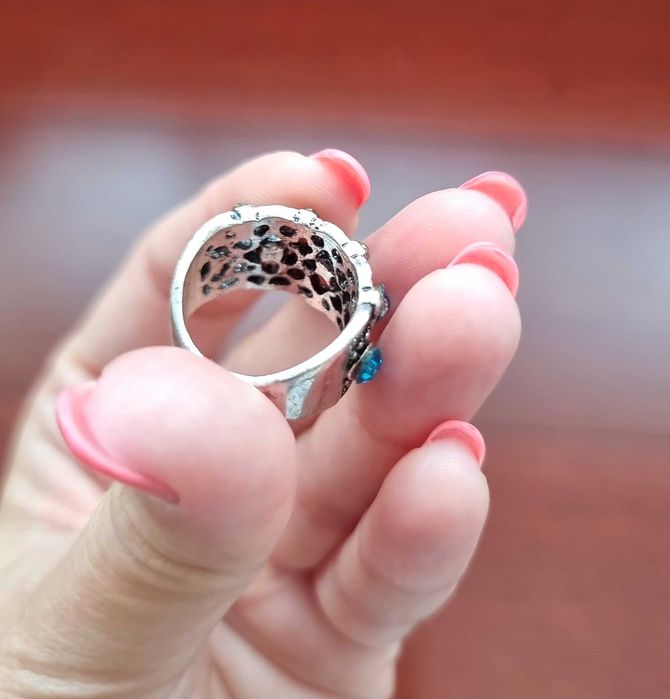 Anel cinzento com detalhes azuis, tamanho S