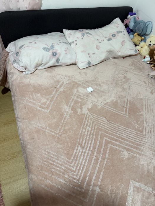 Cama de casal com colchão + mesinha de cabeceira e secretária
