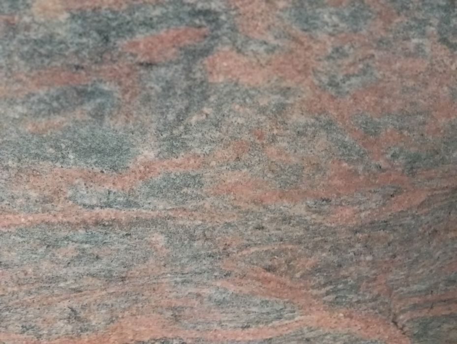 Mesa de apoio em mogno com tampo de granito