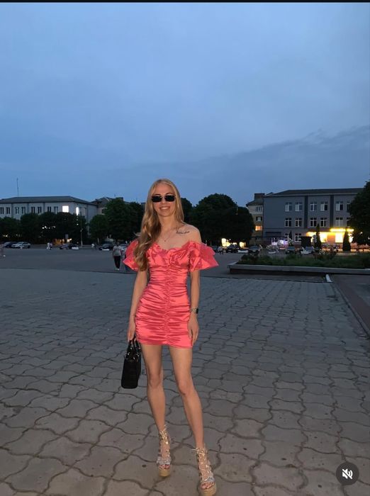 Пропоную послуги моделі для одягу або квітів або зняття контенту