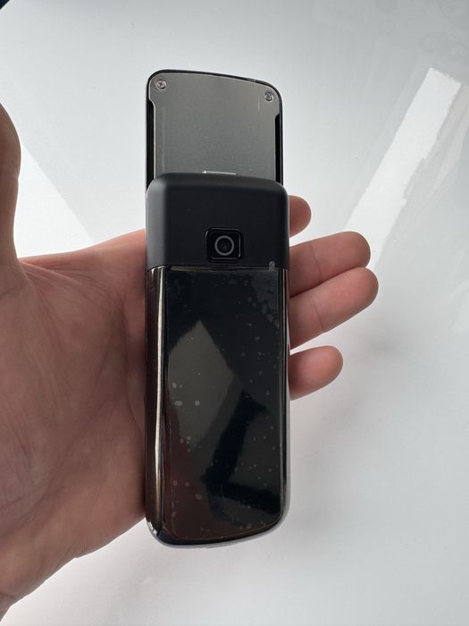 Новий кнопковий телефон у преміальному металевому корпусі Стиль Nokia