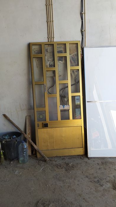 Porta grande em alumínio