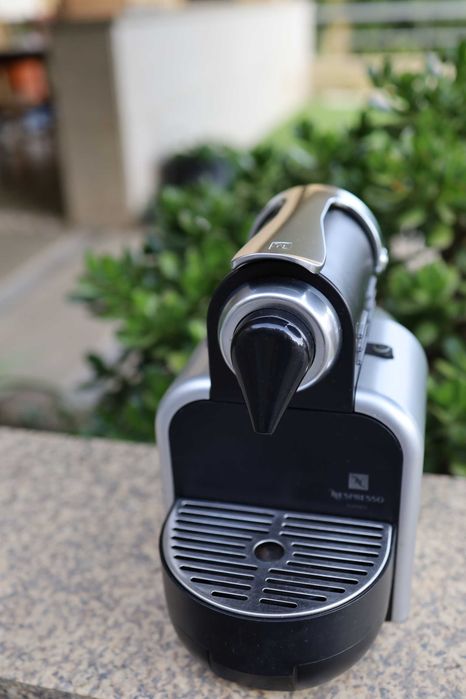 Máquina de Café Nespresso + Suporte para cápsulas em aço inoxidável