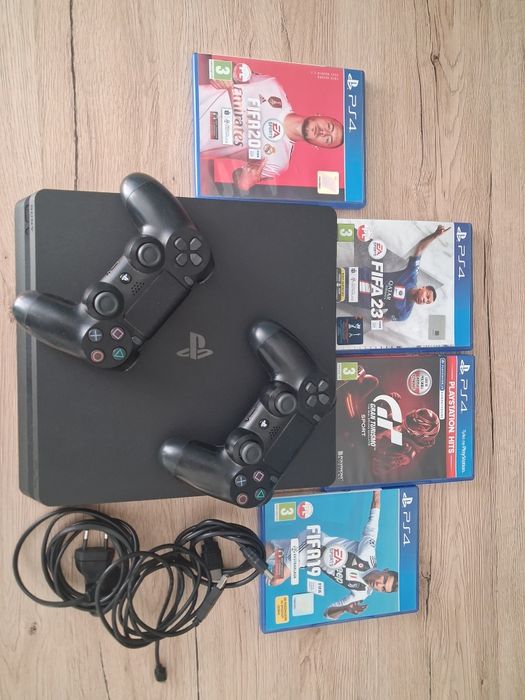 PlayStation 4 z padami I grami