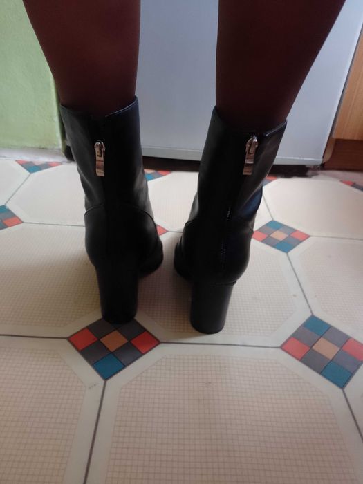 (40) Boohoo/ Czarne Botki kowbojki z blaszką w pudełku z Londynu, NOWE