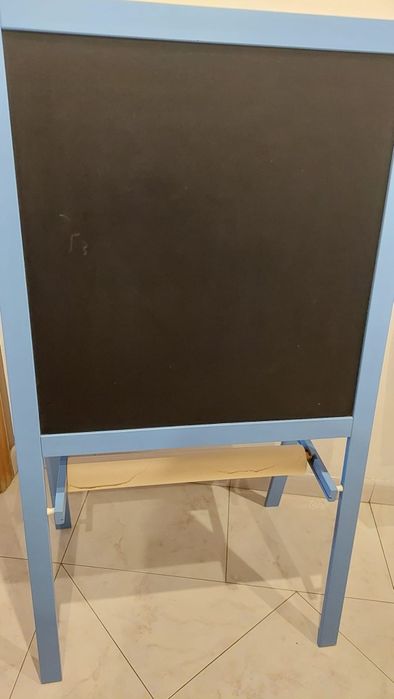 Cavalete Ikea para criança com rolo selado