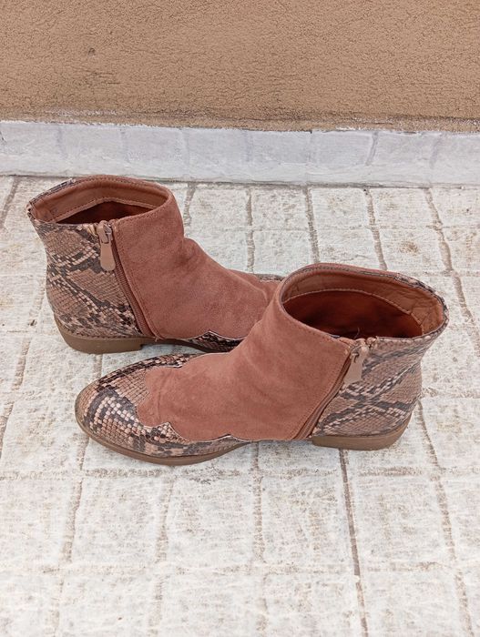 Botas rasas castanhas com padrão
