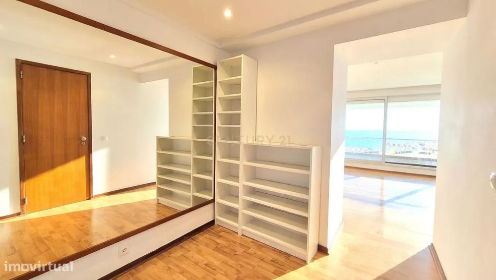 Apartamento T2 com Vista Mar em Sesimbra, Setúbal