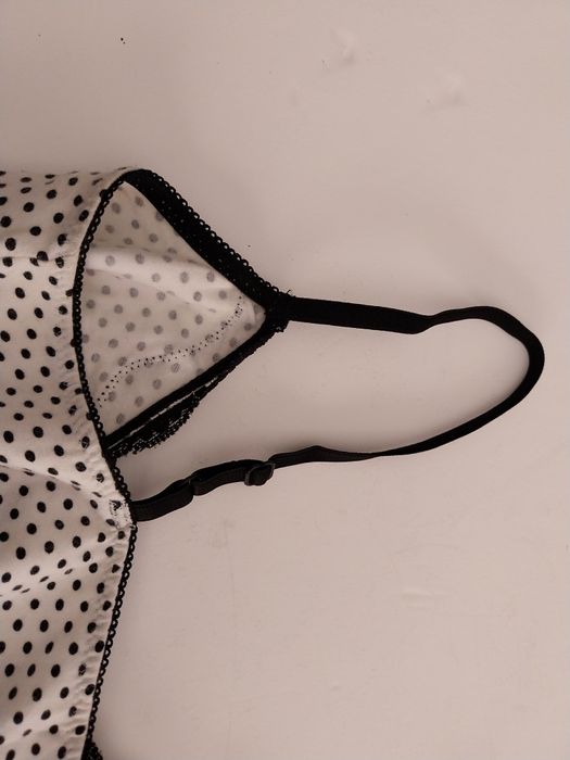 Top branco às bolinhas pretas e renda no decote - tamanho S