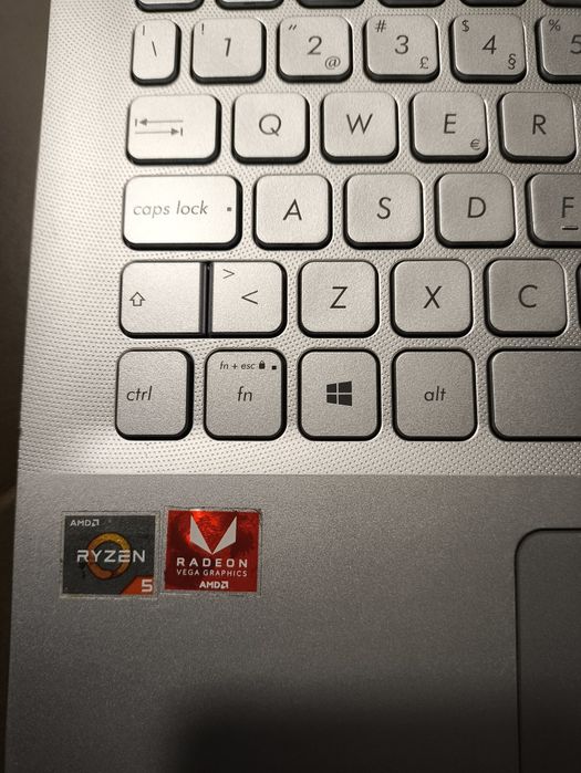 Asus vivobook AMD Ryzen 5 l 8gb ddr4 l ssd