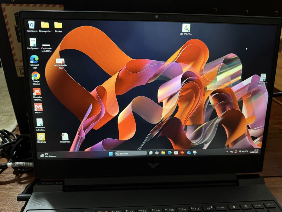 HP V 15-FB2014 R7-8845H/16/512/4050
