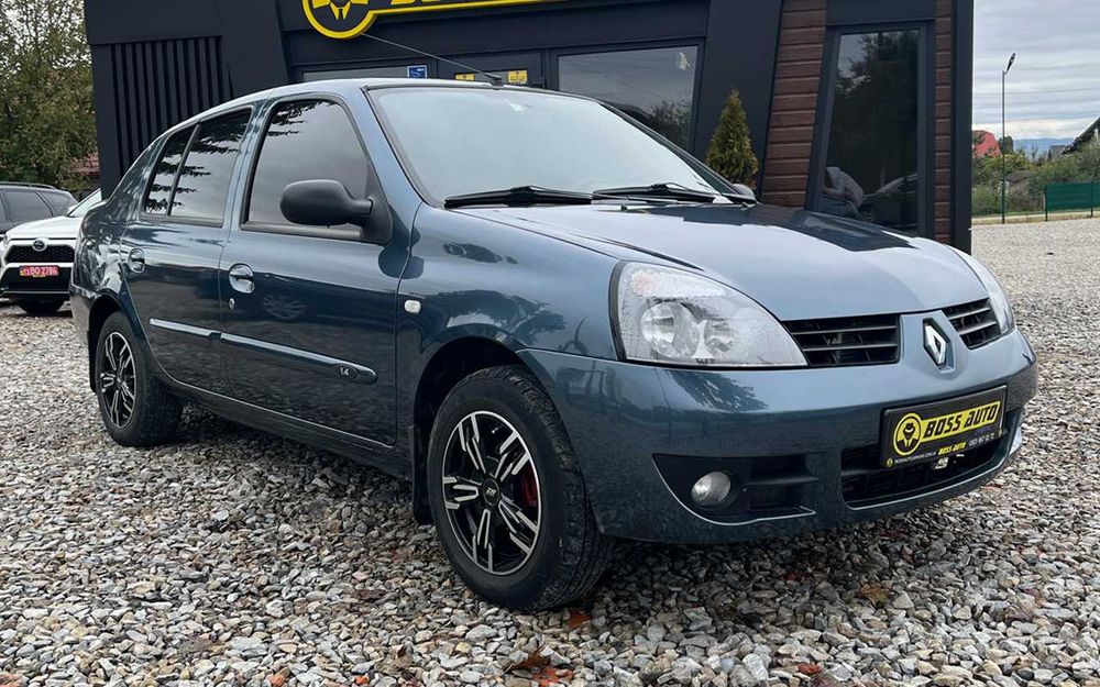 ID
47210

Renault Clio 2008 року — компактний міський седан із бензиновим двигуном 1.4 л (100 к.с.) та механічною коробкою передач. Розганяється до 100 км/год приблизно за 11 секунд і споживає близько 6.6 л/100 км у змішаному циклі. Вирізняється маневровістю, економічністю та зручністю для щоденного використання.