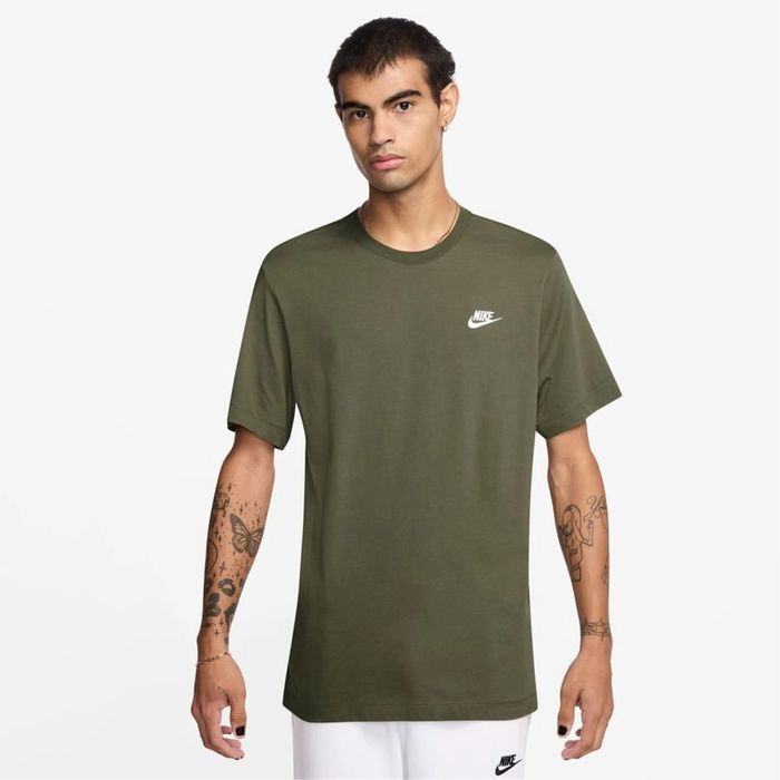 Футболка Nike Club в стильному оливковому кольорі