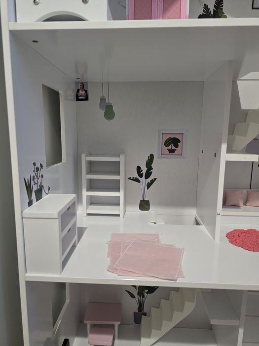 Duży drewniany domek dla lalek