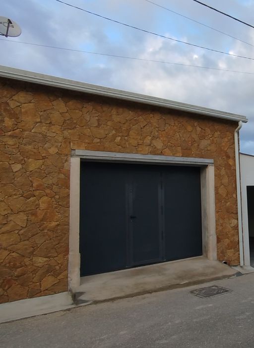 Vendo portão seccionado com porta de serviço e motor