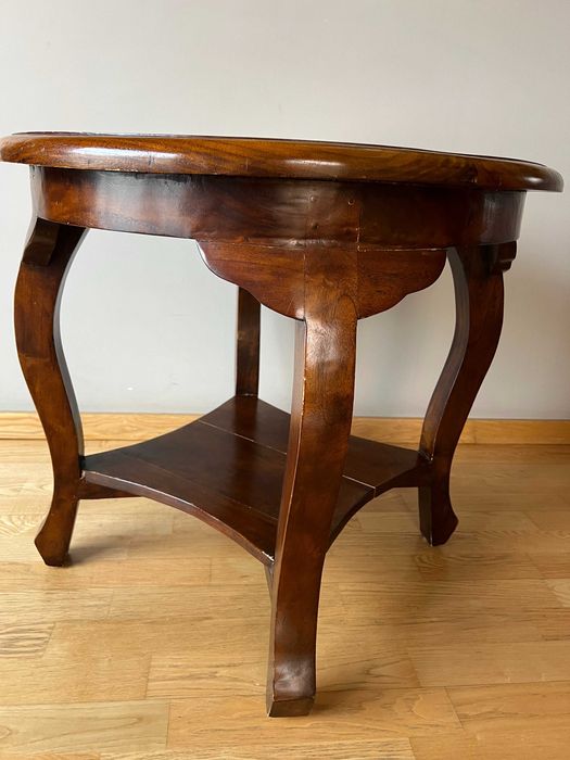 Stylowy stolik kawowy z litego drewna – klasyczna forma