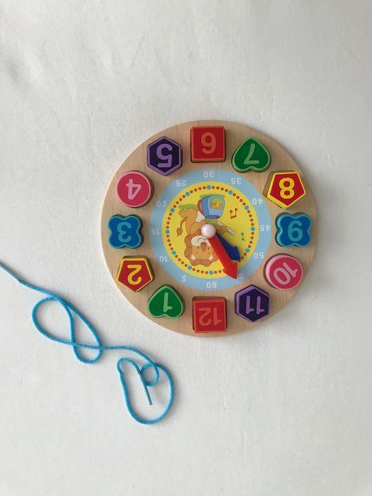Годинничок шнурівка дерев’яні іграшки годинник