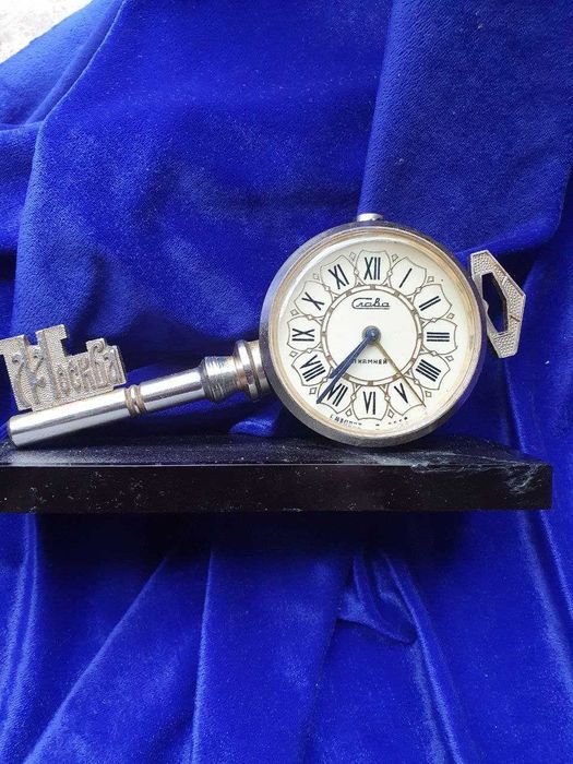 Будильник годинник ключ слава