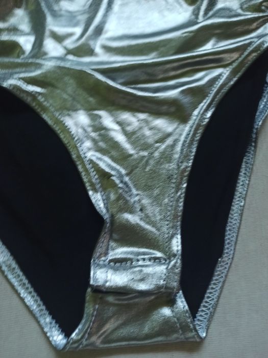 Srebrne błyszczące body damskie ze śliskiego materiału
