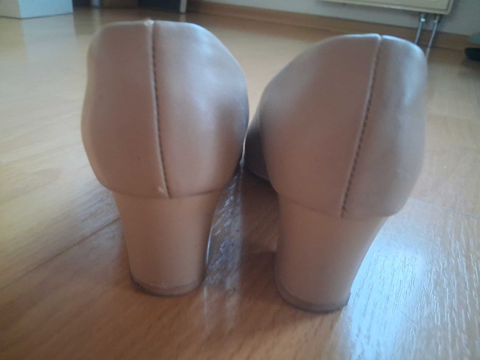 buty damskie w kolorze beżowym