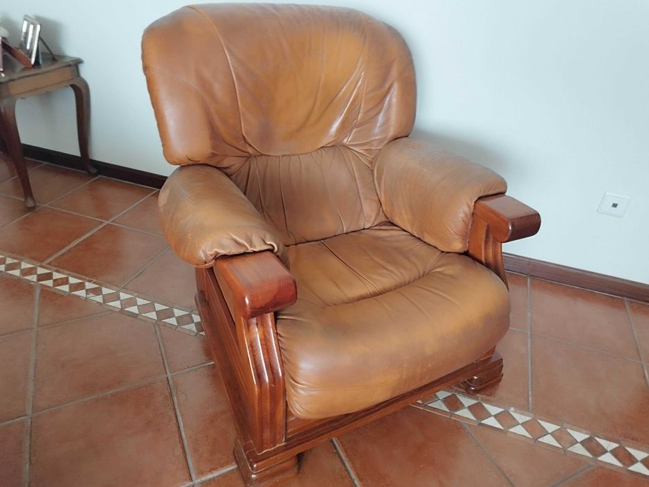 Três sofás em pele castanha