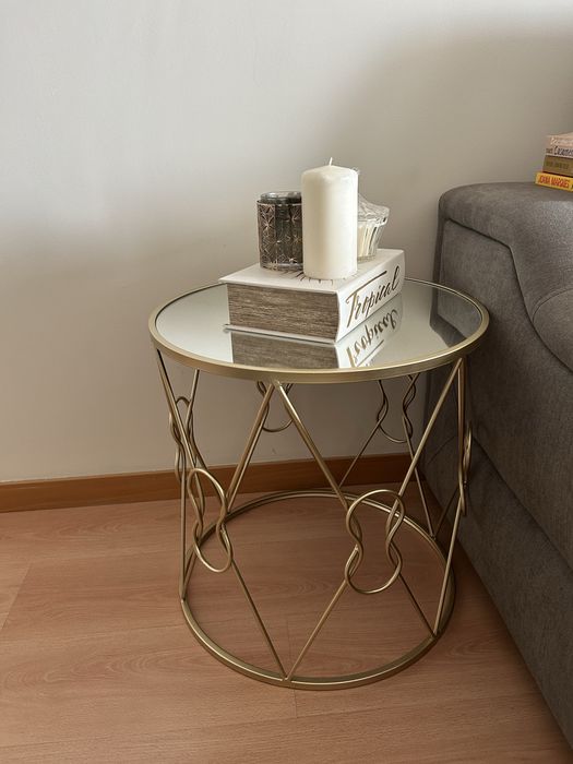 Mesa de apoio dourada