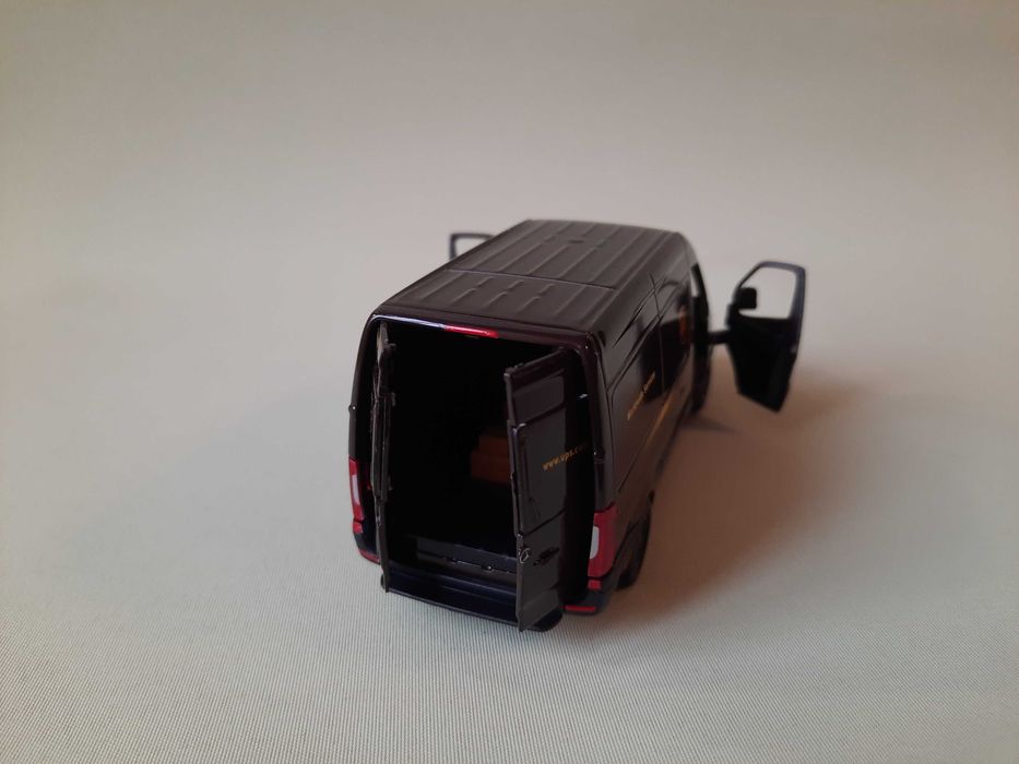 Mercedes-Benz Sprinter "UPS", масштаб 1/48